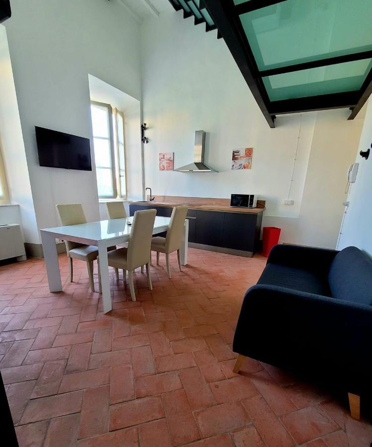 La Villa Apartments - Convenient For Sardinia And Corsica - 4 Beds - Private Parking Included With Camera Livorno Kültér fotó