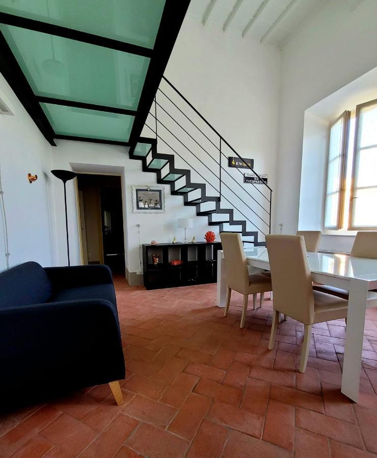 La Villa Apartments - Convenient For Sardinia And Corsica - 4 Beds - Private Parking Included With Camera Livorno Kültér fotó
