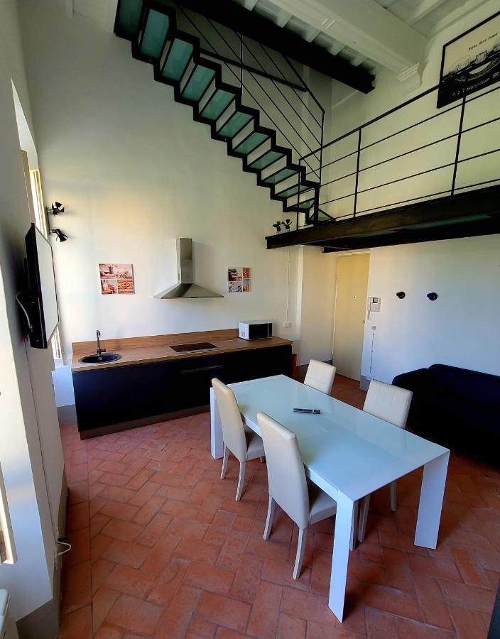 La Villa Apartments - Convenient For Sardinia And Corsica - 4 Beds - Private Parking Included With Camera Livorno Kültér fotó