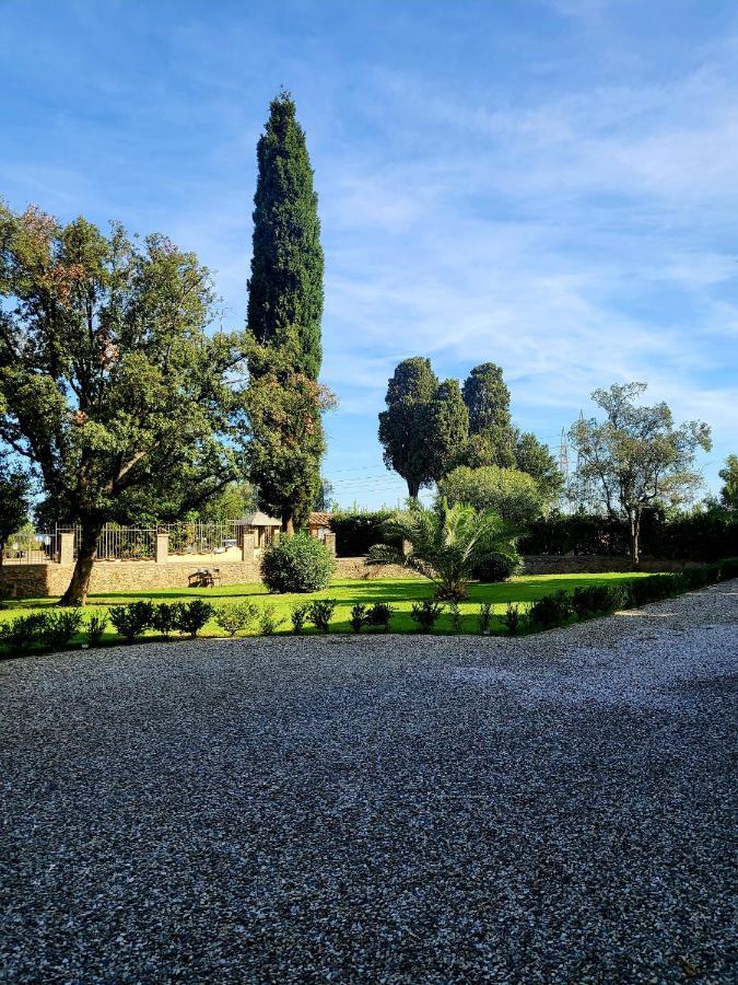 La Villa Apartments - Convenient For Sardinia And Corsica - 4 Beds - Private Parking Included With Camera Livorno Kültér fotó