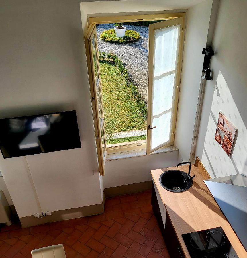 La Villa Apartments - Convenient For Sardinia And Corsica - 4 Beds - Private Parking Included With Camera Livorno Kültér fotó