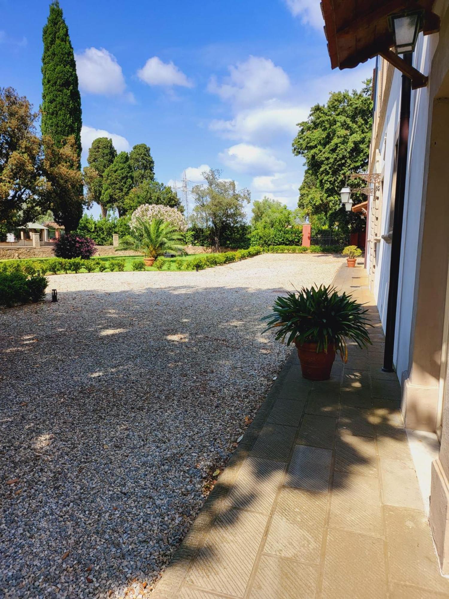 La Villa Apartments - Convenient For Sardinia And Corsica - 4 Beds - Private Parking Included With Camera Livorno Kültér fotó