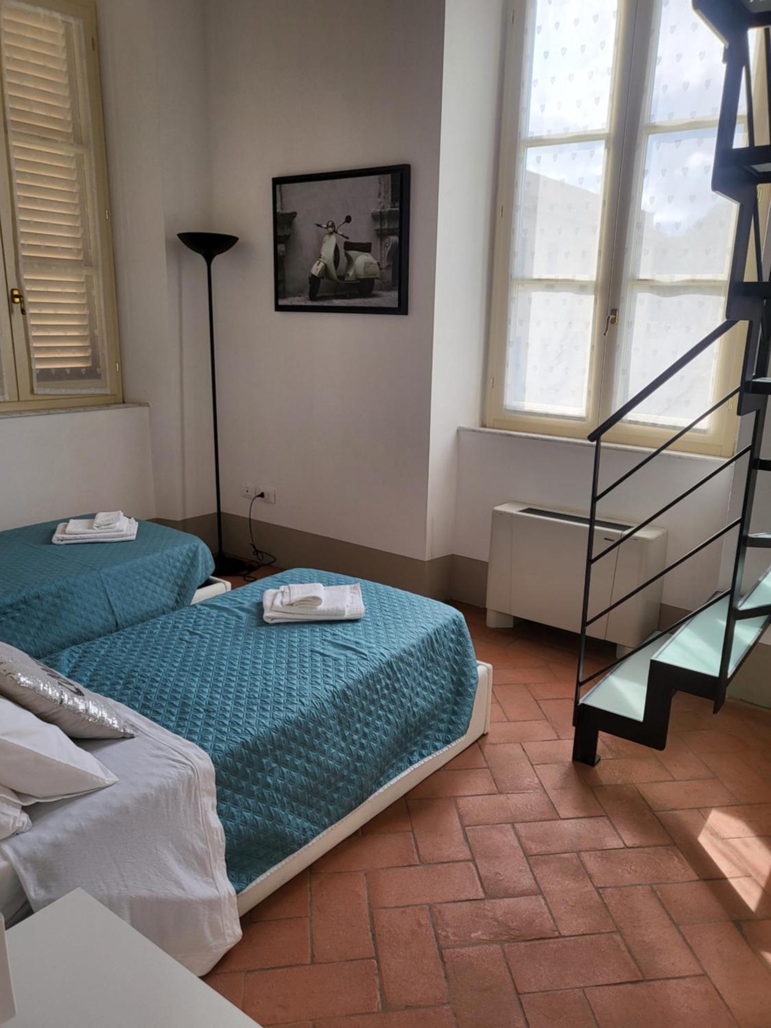 La Villa Apartments - Convenient For Sardinia And Corsica - 4 Beds - Private Parking Included With Camera Livorno Kültér fotó